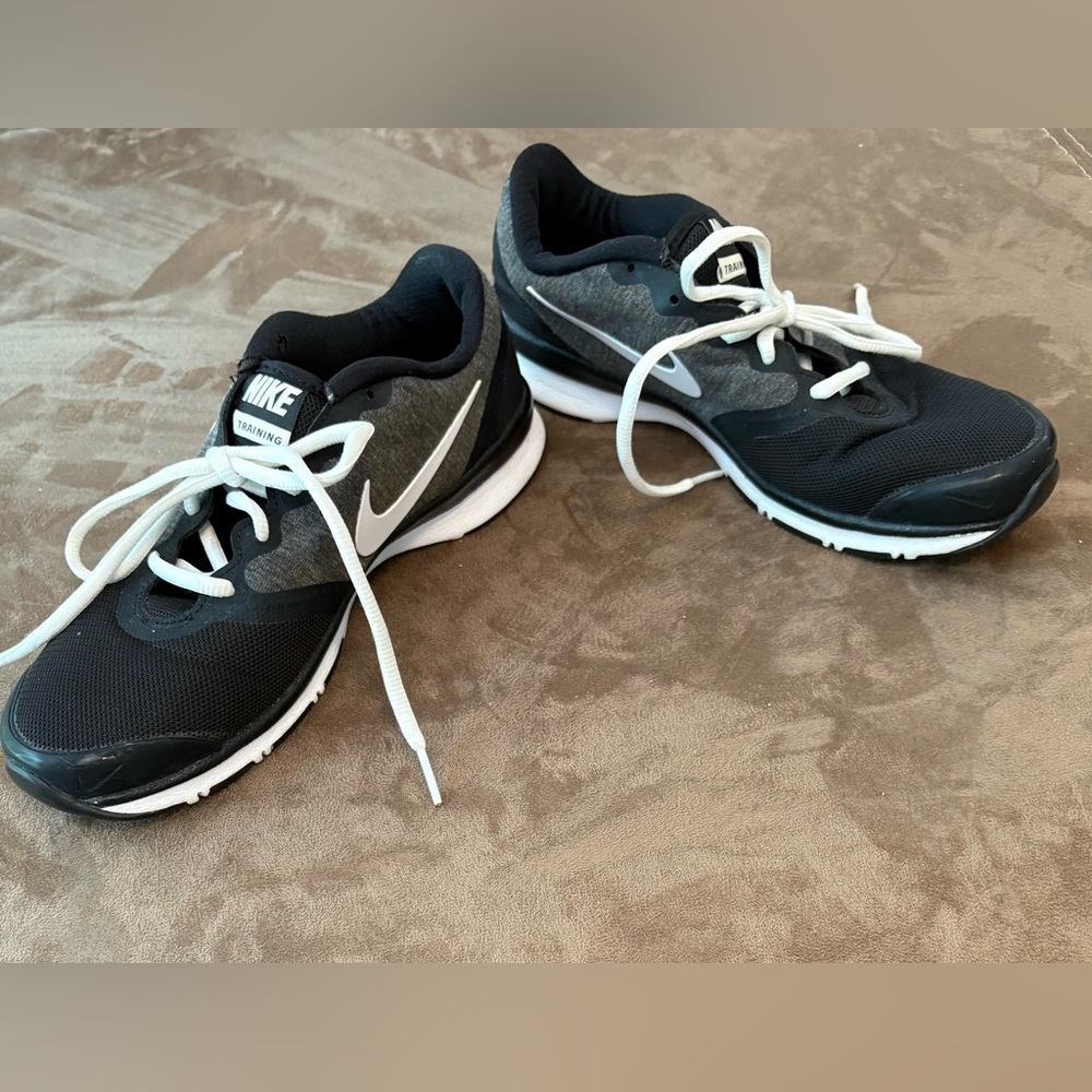 Nike Black and White Athletic Training Sneakers / Size 7.5